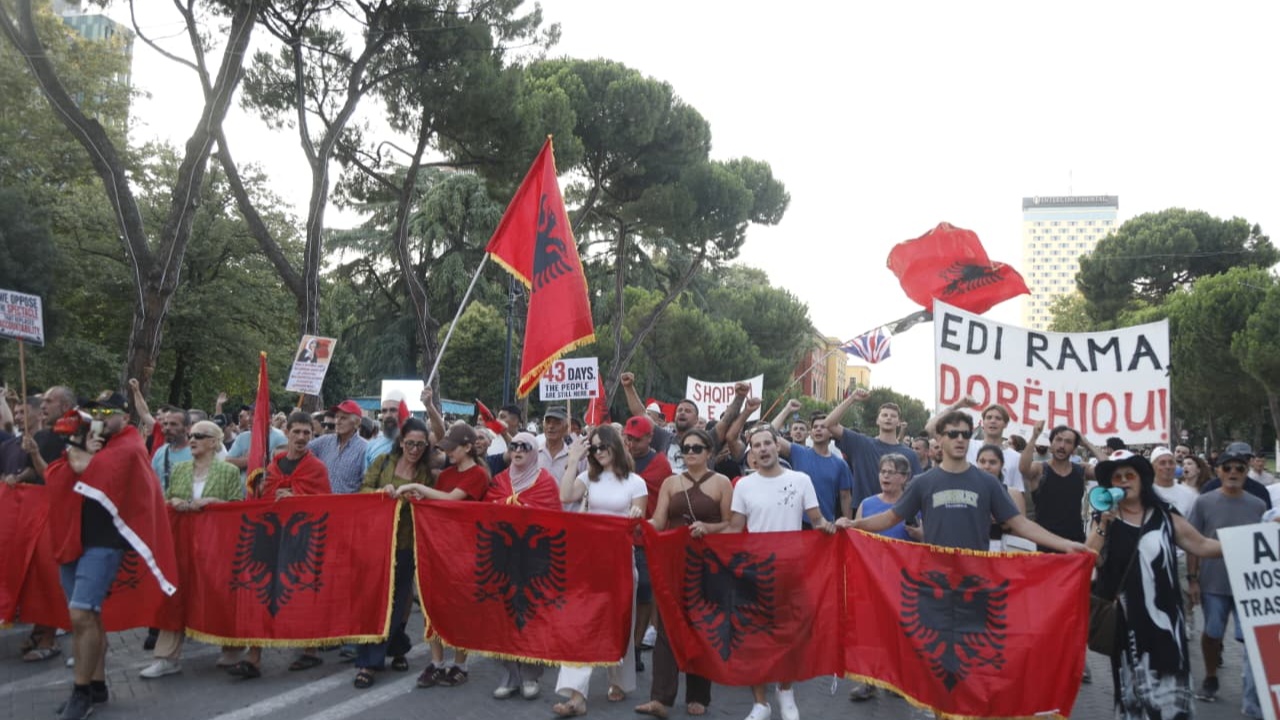 live-dita-e-43-te-e-protestes-tubuesit-mblidhen-ne-sheshin-skenderbej-dhe-marshojne-drejt-kryeministrise