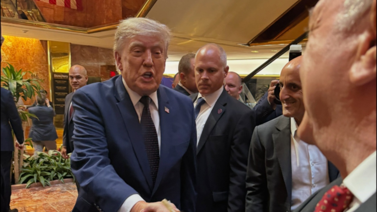 Të gjithë në finalen e madhe të Botërorit  kreu i FSHF Armand Duka poston foto me presidentin Trump