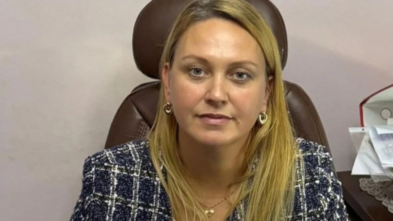 vjedhja-e-dyshuar-e-3-milione-eurove-zbulohen-detaje-te-reja-nga-skandali-ne-posten-e-durresit-drejtoresha-beri-kallezim-nje-dite-para-shkarkimit
