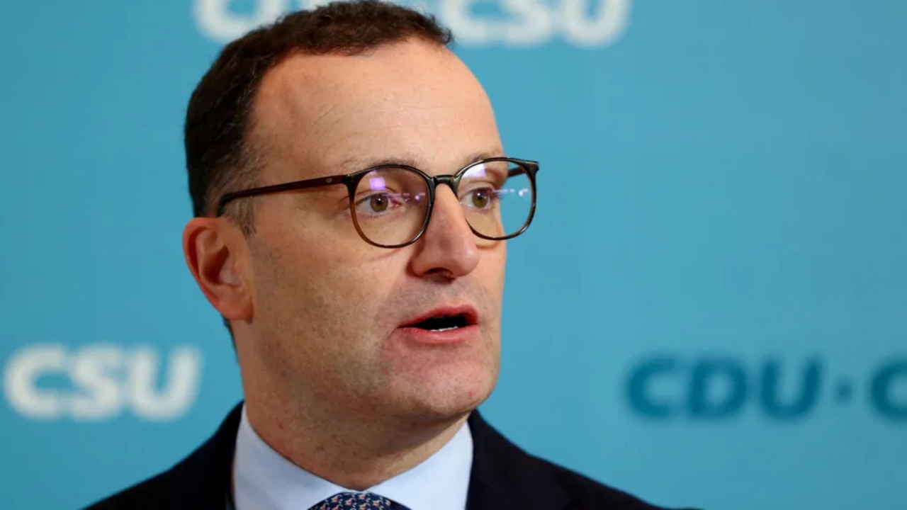 Polemikat për fëmijën e lindur përmes një nëne surrogate  politikani gjerman Jens Spahn jep dorëheqjen