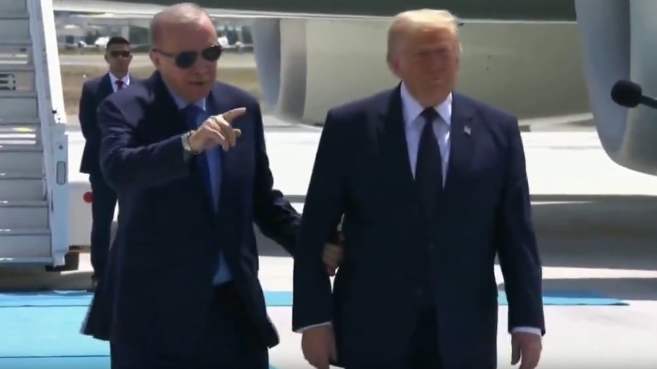 video-trump-zbarkon-ne-ankara-presidenti-amerikan-ecen-krah-per-krah-erdoganit-pasi-zbret-nga-avioni
