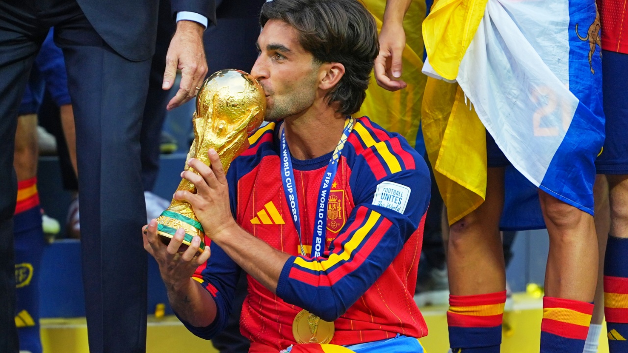 E ardhmja e heroit të finales në dyshim  Ferran Torres mes qëndrimit në  Camp Nou  dhe Francës  Pritet takim me Laportën