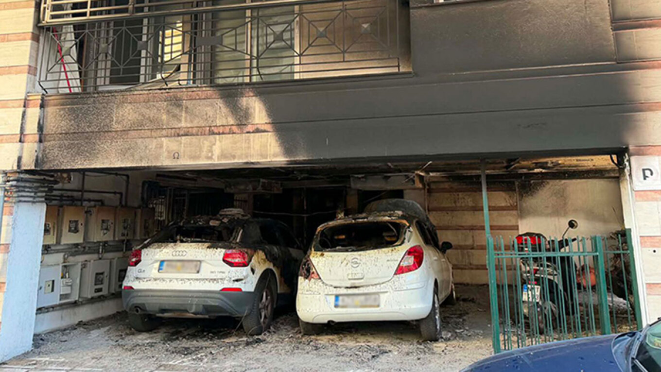 Sulme të koordinuara me zjarrvënie në shtëpitë e tre drejtuesve të Partisë Demokracia e Re në Selanik  një grua e intubuar dhe 5 të plagosur