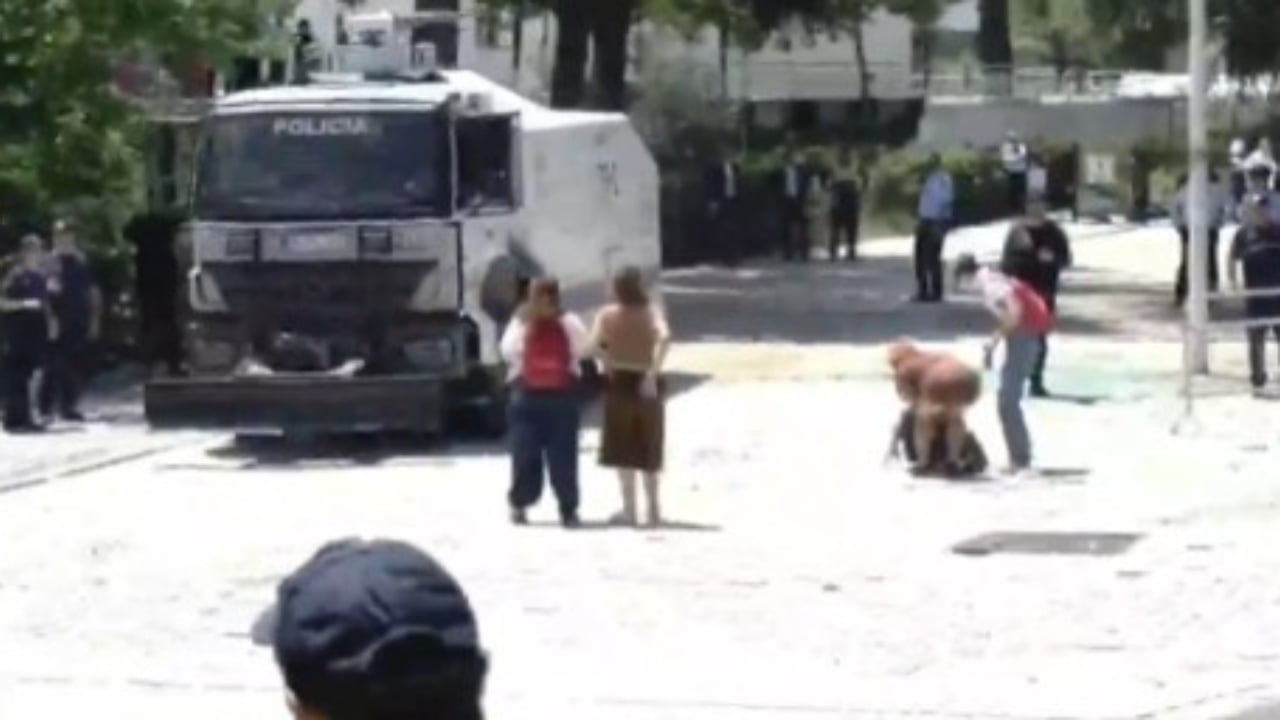 Përshkallëzohet protesta te Kuvendi  tubuesit hedhin gurë drejt efektivëve  policia përgjigjet me ujë dhe gaz lotsjellës  hidhen edhe shashka