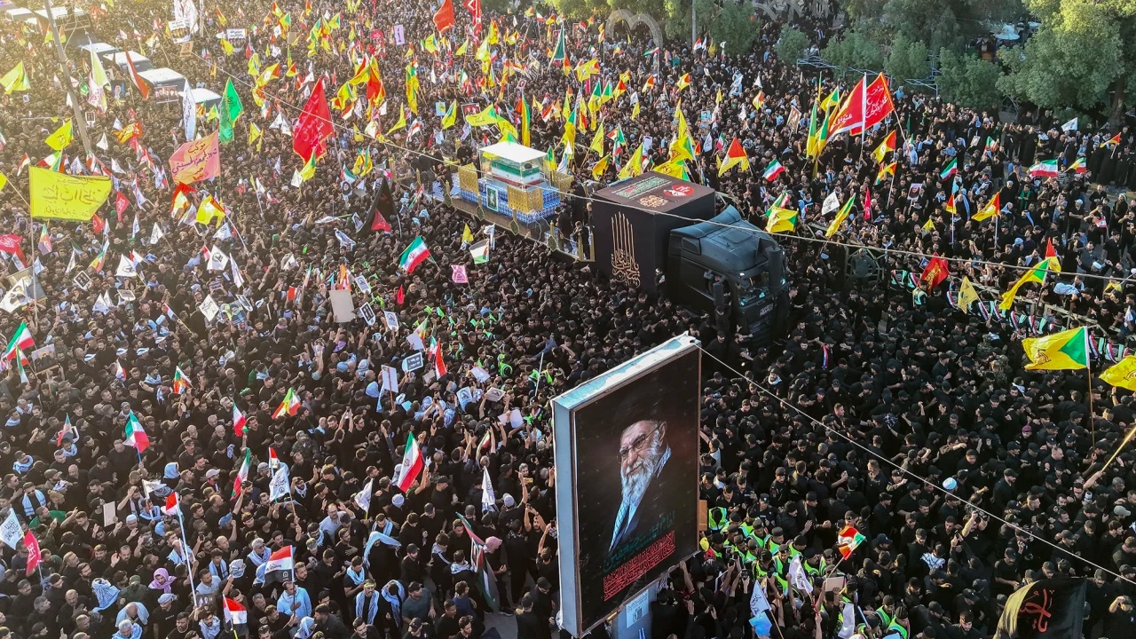 Procesioni mortor i Ali Khameneit mbërrin në Irak  mijëra njerëz i japin lamtumirën në Najaf