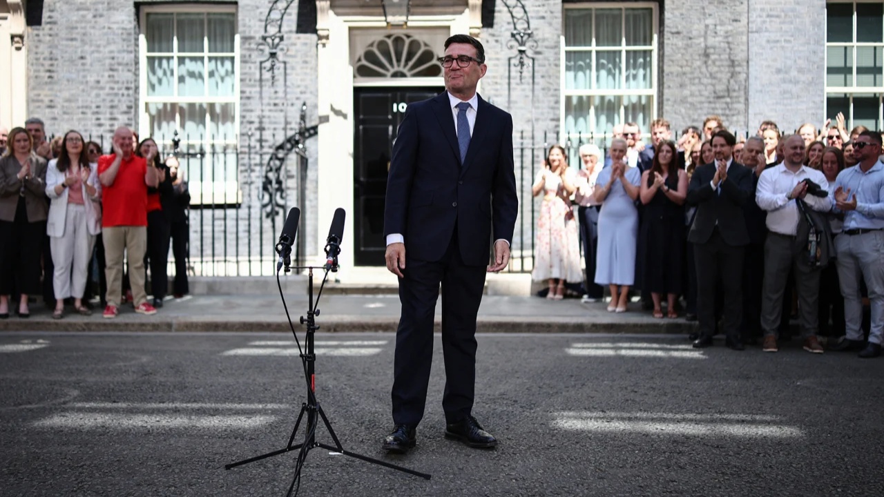 Përmirësohet klima politike në Britaninë e Madhe  Keir Starmer i jep lamtumirën Downing Street  Andy Burnham zyrtarisht kryeministri i ri i MB