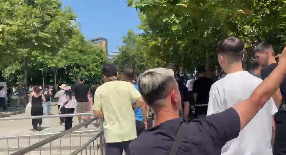 protestuesit-vrapojne-drejt-hyrjes-anesore-te-kuvendit-sinjalizohen-se-deputetet-po-dalin-nga-salla
