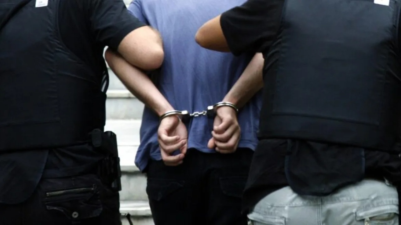 Tentoi të godiste me zinxhirin e qenit mbesën e tij 9 vjeçare  arrestohet 43 vjeçari në Greqi