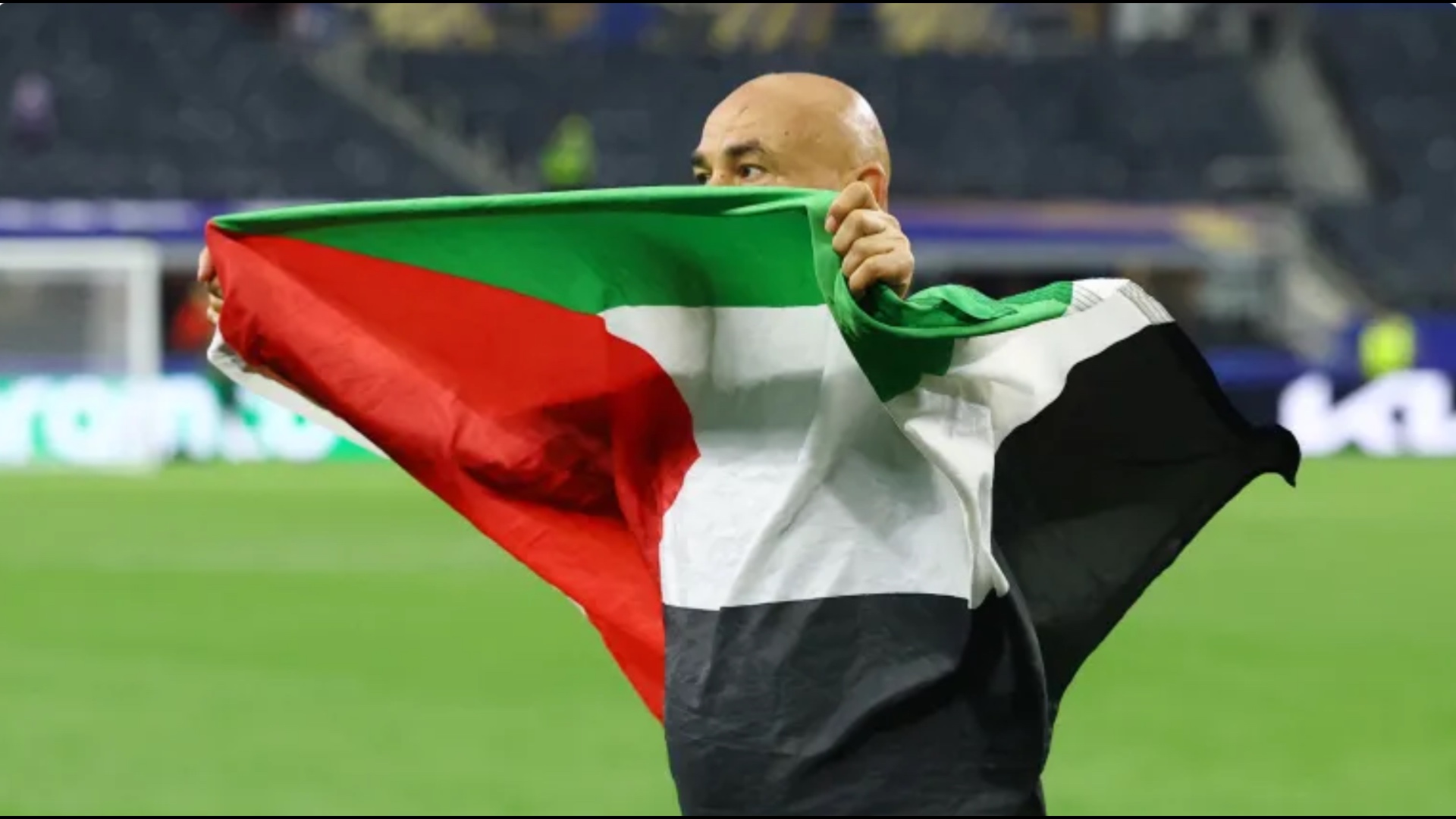Shpalosi flamurin e Palestinës  por FIFA nuk do ta sanksionojë trajnerin e Egjiptit