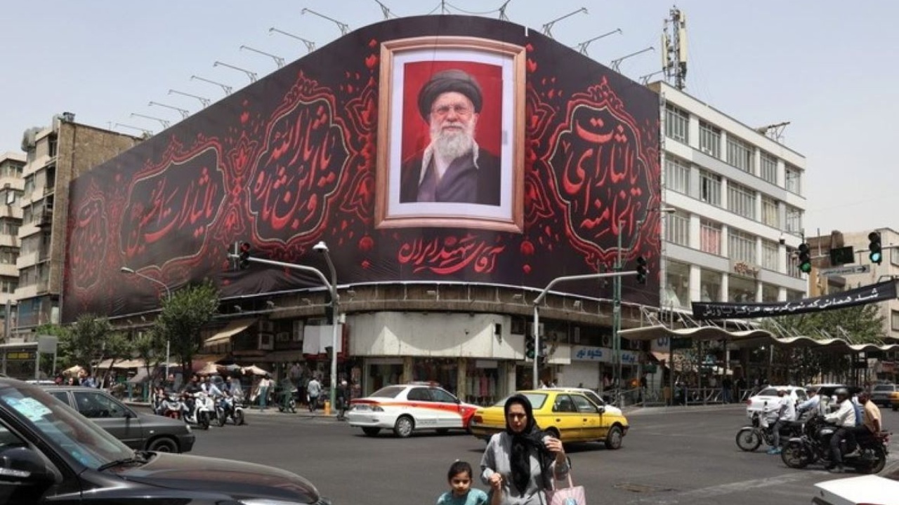 ceremonia-perkujtimore-para-funeralit-te-khameneit-masa-te-rrepta-sigurie-dhe-mobilizim-masiv-i-qytetareve-paralizohen-qytetet-kryesore-iraniane