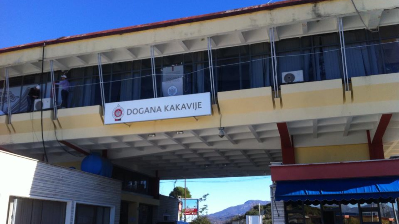 Greva e punonjësve të palës greke/ Të hënën pezullohet për 4 orë qarkullimi në Kakavijë dhe Mavromat, vetëm këmbësorët mund të kalojnë kufirin