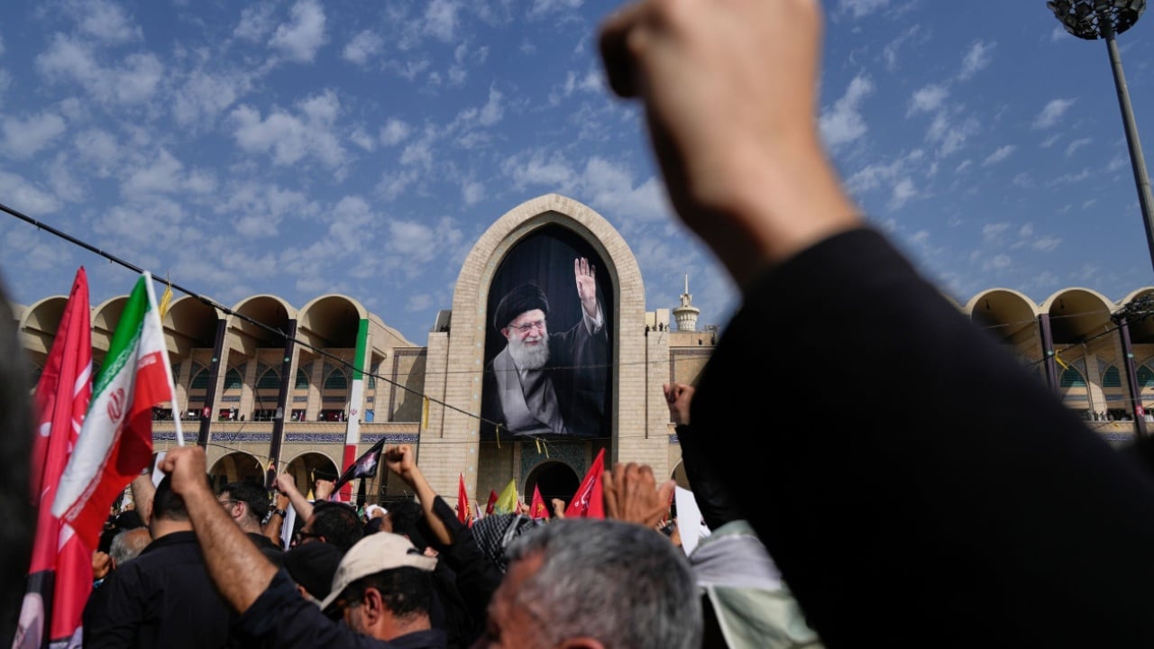  Hakmarrje  vdekje Izraelit   Nis zyrtarisht pelegrinazhi publik për Khamenein  arkivoli ekspozohet në Xhaminë e Madhe në Teheran  Pritet pjesëmarrja e rreth 20 mln njerëzve