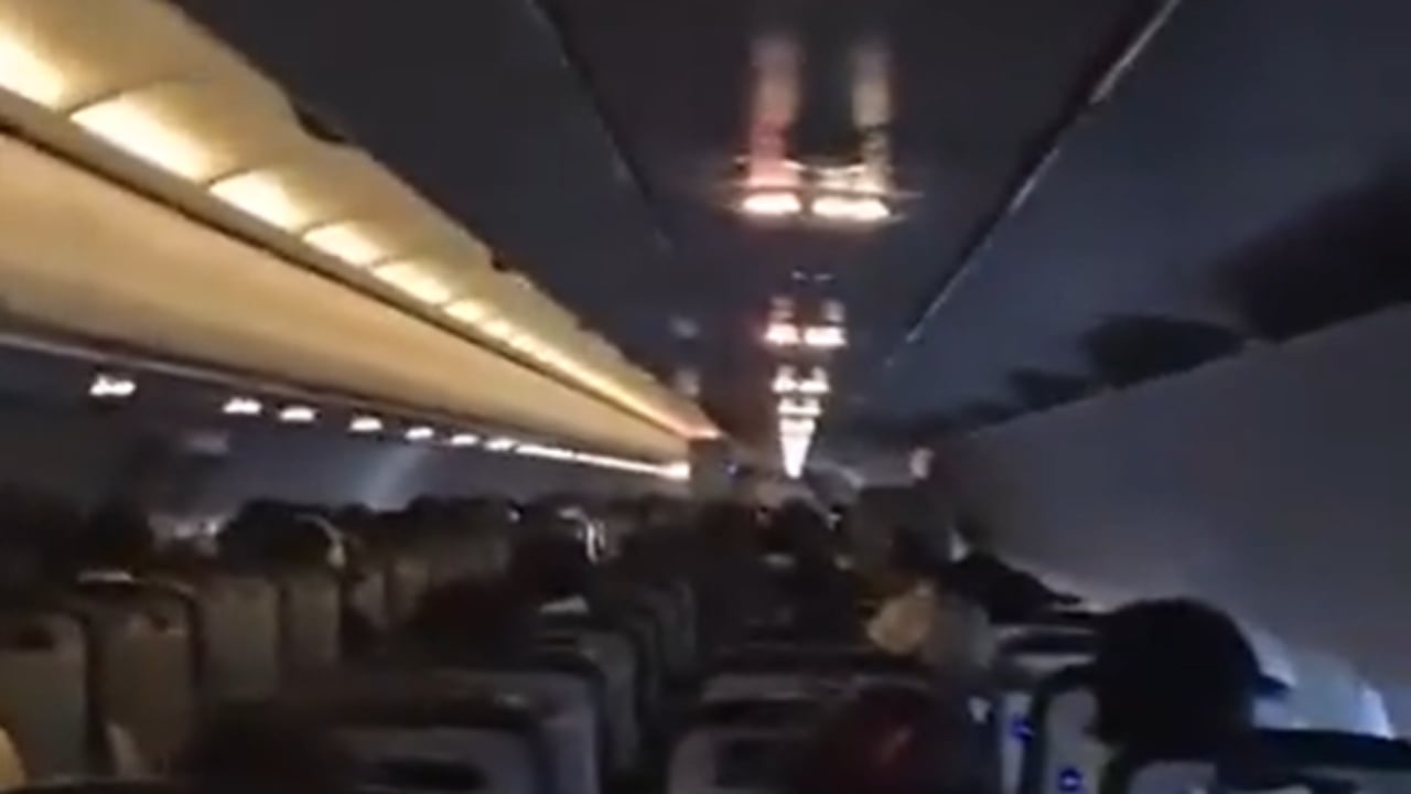 video-panik-ne-nje-fluturim-ne-kili-ererat-me-shpejtesi-deri-ne-107-km-h-shkaktojne-turbulenca-te-medha-ne-avion