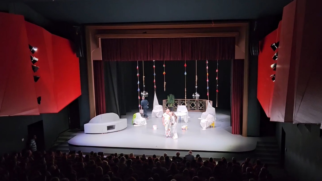 8-persona-plus-komedia-ikonike-rikthehet-ne-teatrin-e-qytetit-pas-me-shume-se-tri-dekadash