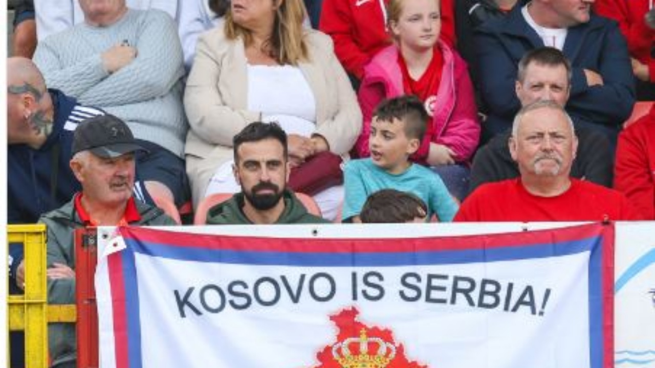 skandal-ne-champions-league-tifozet-serbe-shfaqin-serish-banerin-kosovo-is-serbia