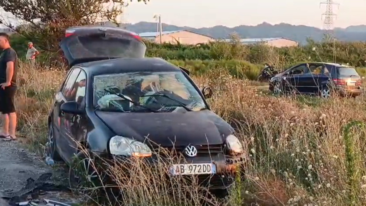 Dy automjete përplasen me njëra tjetrën në Krujë  Humb jetën drejtuesi i  Volkswagen   shkak i aksidentit dyshohet shpejtësia e lartë