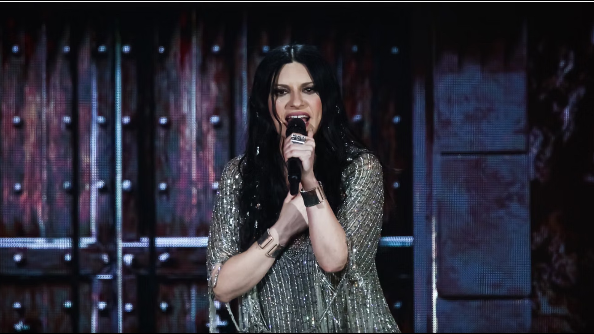 nga-robbie-williams-te-laura-pausini-yjet-qe-do-te-ndezin-ceremonine-e-mbylljes-se-boterorit