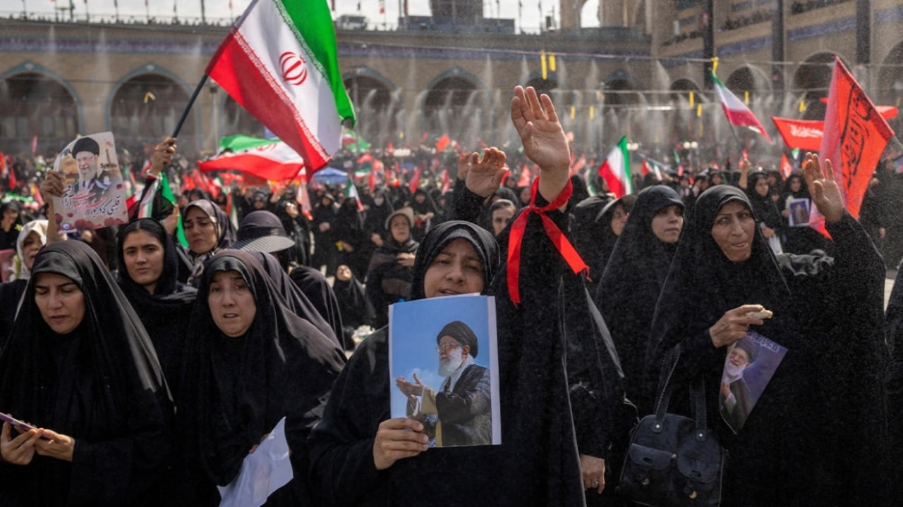 Video   Vdekje e SHBA së   mijëra iranianë përcjellin Khamenein për në banesën e fundit  mungon djali i ish Liderit Suprem