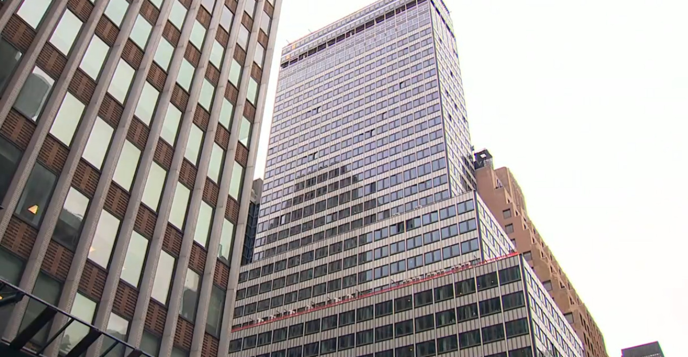 Alarm në Manhattan  Evakuohet ndërtesa 38 katëshe nga frika e shembjes  bien tulla dhe përkulen kolonat mbajtëse