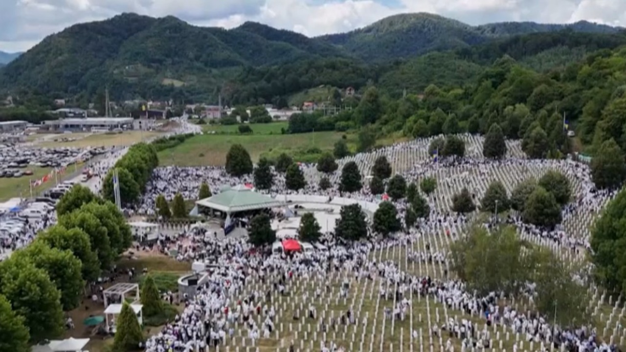  Bota të mos harrojë   Masakra e Srebrenicës  mijëra vetë nisin Marshimin e Paqes