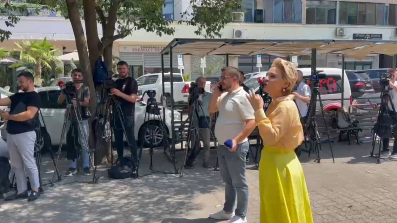 “Të hetohen të gjithë politikanët nga viti 1990-2026!”, Kryemadhi replikon me protestuesit jashtë SPAK: Pa përjashtim