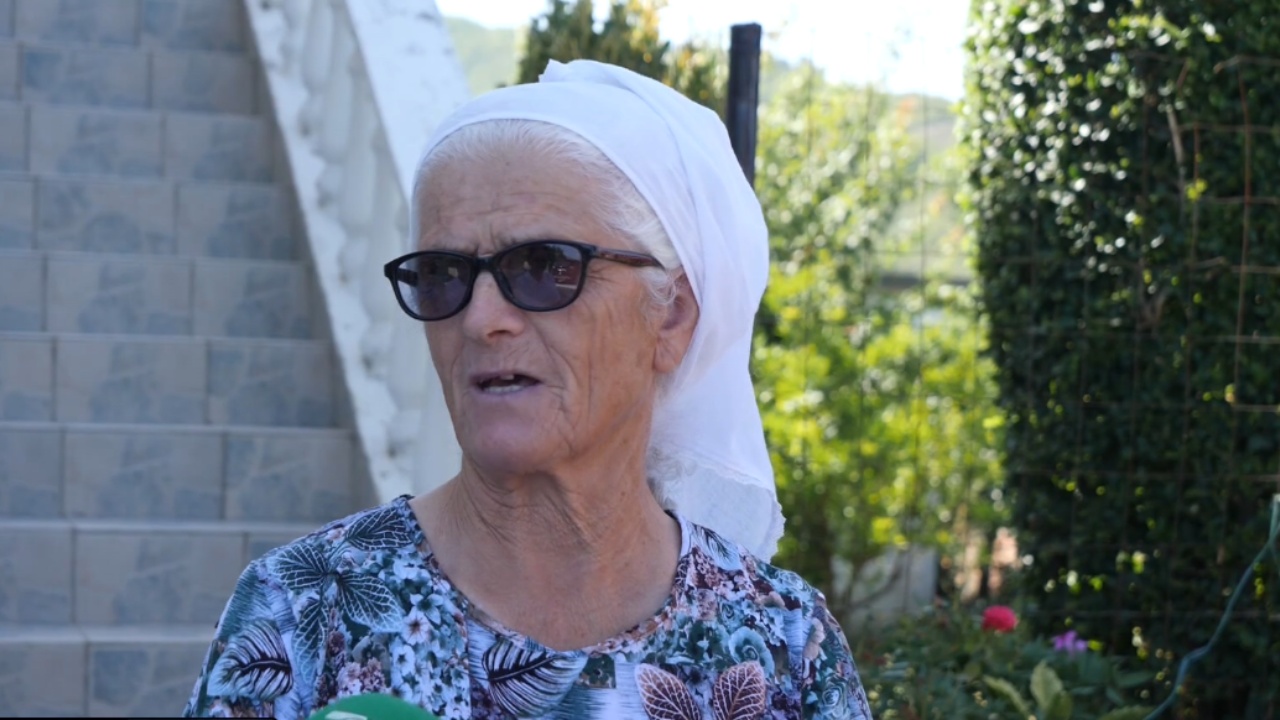 Gjashtë dekada vite pasion për punën e dorës  Elbasan  73 vjeçarja ruan traditën  end fijen në furkë  punon edhe me shtiza