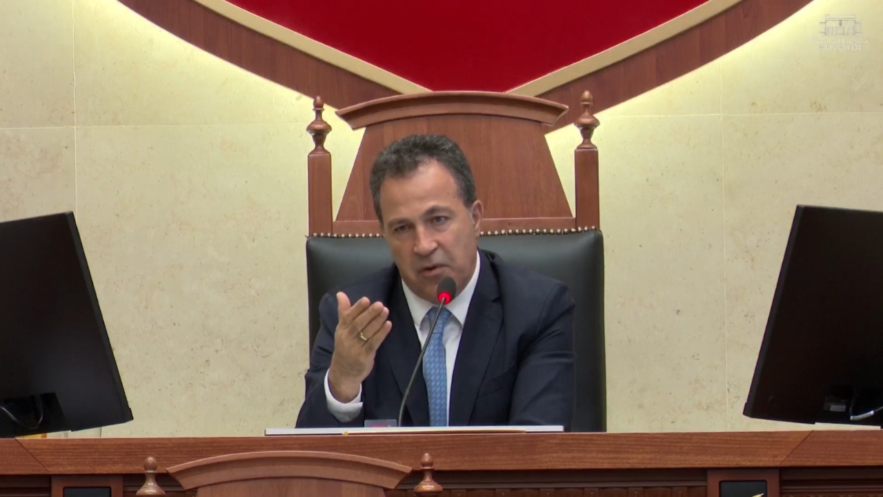 seanca-e-fundit-parlamentare-ps-dhe-pd-me-dy-raporte-per-reformen-territoriale-ja-cfare-ndodh-me-harten-e-re