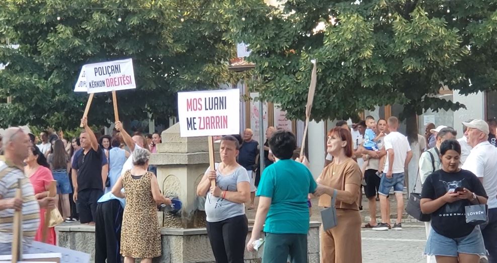 Propozimi i socialistëve për Reformën Territoriale, banorët e Poliçanit e presin me protestë, Kryetari i PS atje jep dorëheqjen