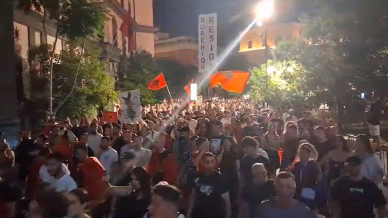 live-dita-e-34-te-e-tubimit-lironi-cunat-vellezerit-tane-protestuesit-nisin-marshim-ne-rruget-e-kryeqytetit-destinacioni-komisariati-nr-3
