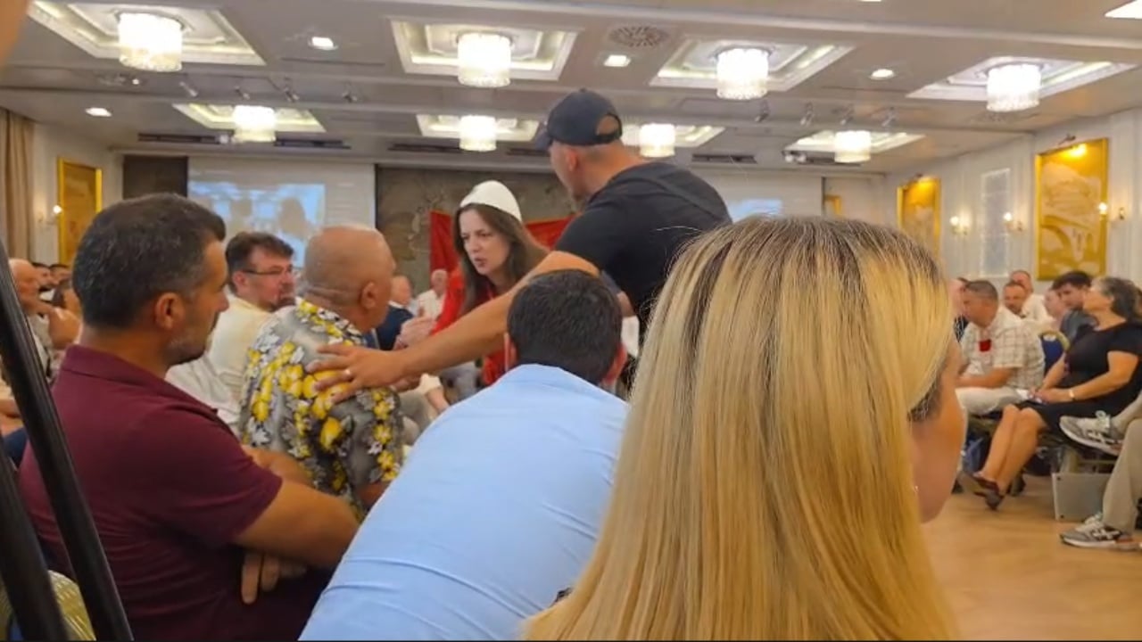 Përplasjet në Kuvendin Kombëtar  burri kërkon të ulet mes organizatorëve  disa persona shkojnë ta ndalojnë  Video 