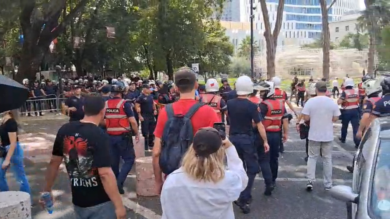 Tensionohet protesta para Kuvendit, protestuesit hedhin vezë drejt efektivëve. Policia përgjigjet me spraj lotsjellës