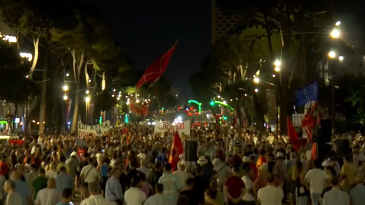  Bashkohuni me ne të enjten   mbyllet me marshimin e përnatshëm protesta e 52 të përpara Kryeministrisë