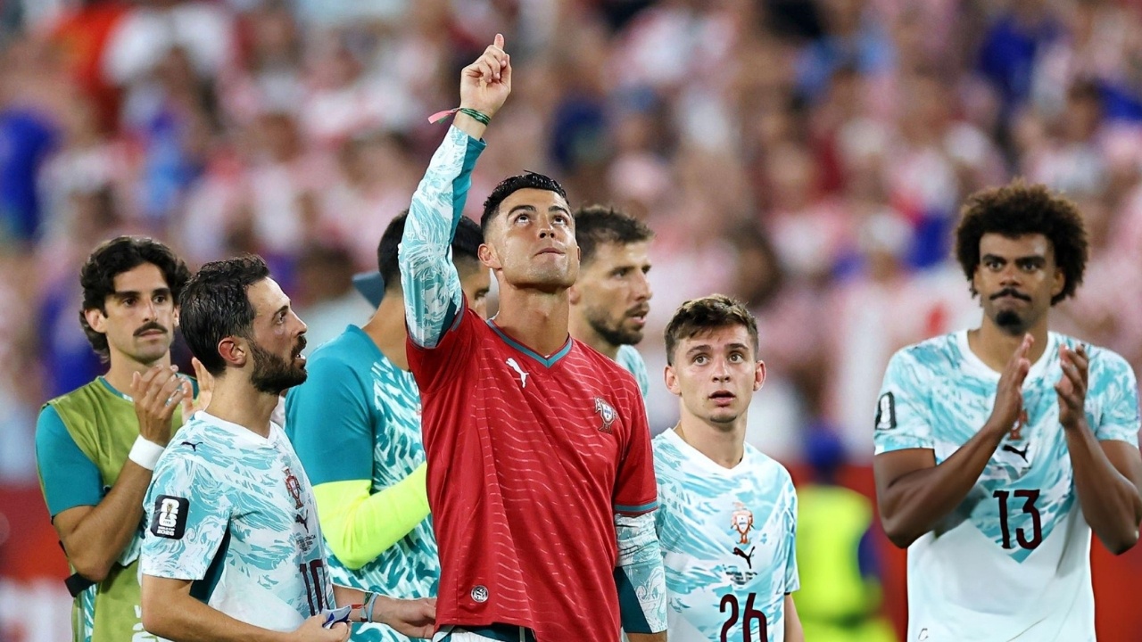 Video  Ronaldo në lot për Jotën  vesh fanellën me numrin 21 dhe i bën homazh bashkë me gjithë ekipin dhe tifozët
