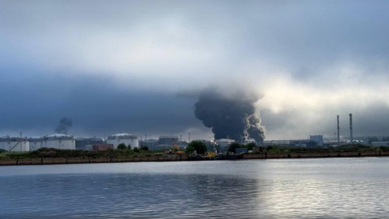Sulm me dronë ukrainas në Shën Petersburg  Goditet terminali i naftës  pasohen me shpërthime dhe zjarre  Qyteti i lindjes së presidentit Putin në alarm