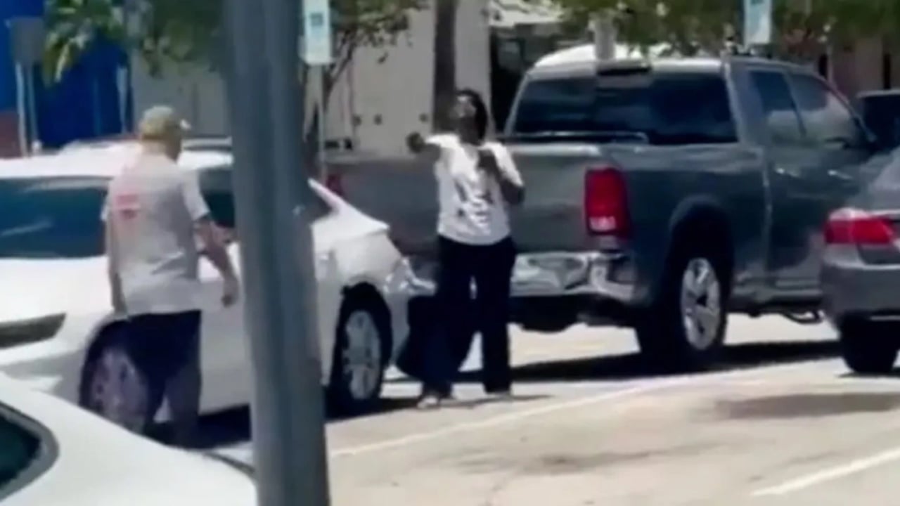 Video  U konfliktuan për një vend parkimi  gruaja nxjerr armën dhe qëllon për vdekje 62 vjeçarin në Florida  viktima ish ushtar amerikan