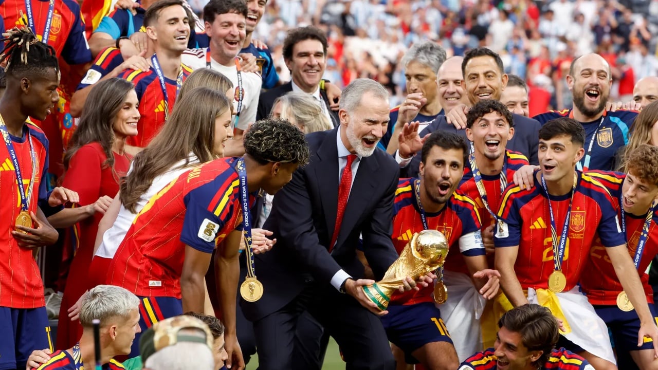 Spanja feston titullin kampion bote  kombëtarja pritet nga Mbreti dhe kryeministri para festës madhështore në Madrid