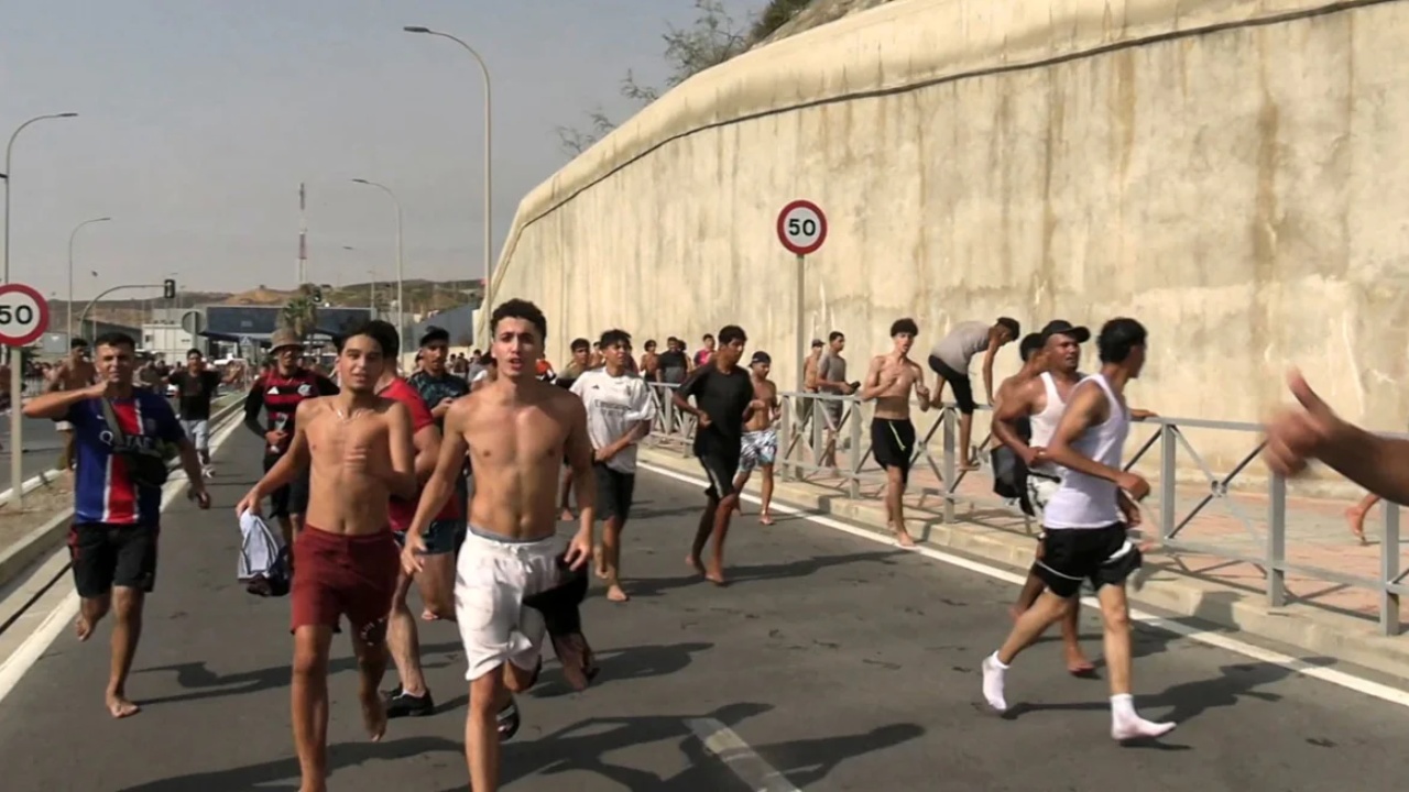 Marokenët pushtojnë qytetin spanjoll/ Mbi 60 mijë persona hyjnë në Ceuta, BE kërkon kthime të shpejta