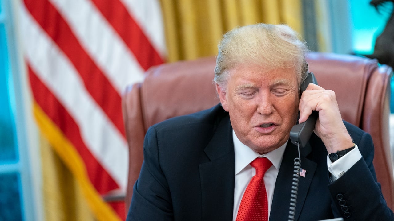 nderhyrja-e-trump-per-kartonin-e-kuq-kush-jane-personat-qe-e-binden-presidentin-e-shba-te-telefonoje-infantinon