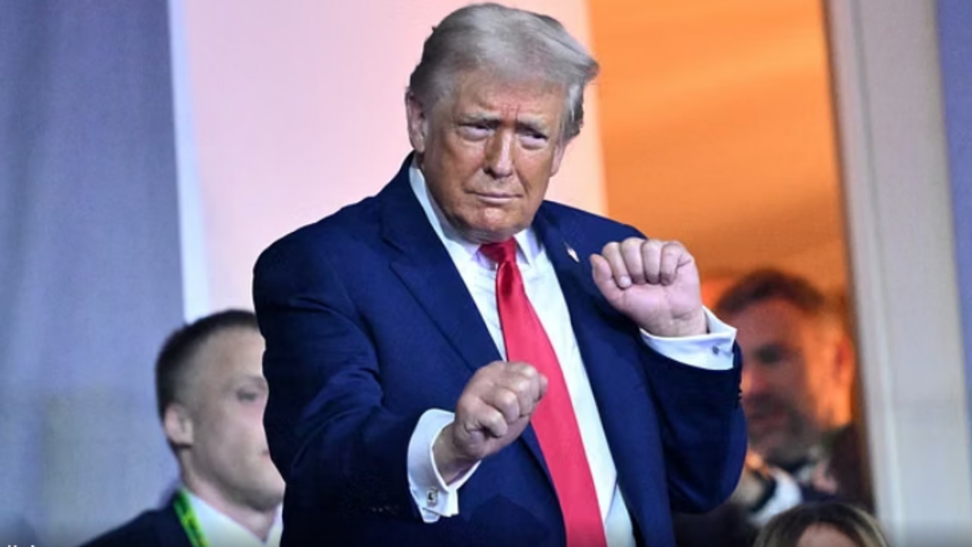 Jo vetëm ironitë dhe talljet  rrjeti po  shpërthen  dhe nga teoria  mallkimi Trump 