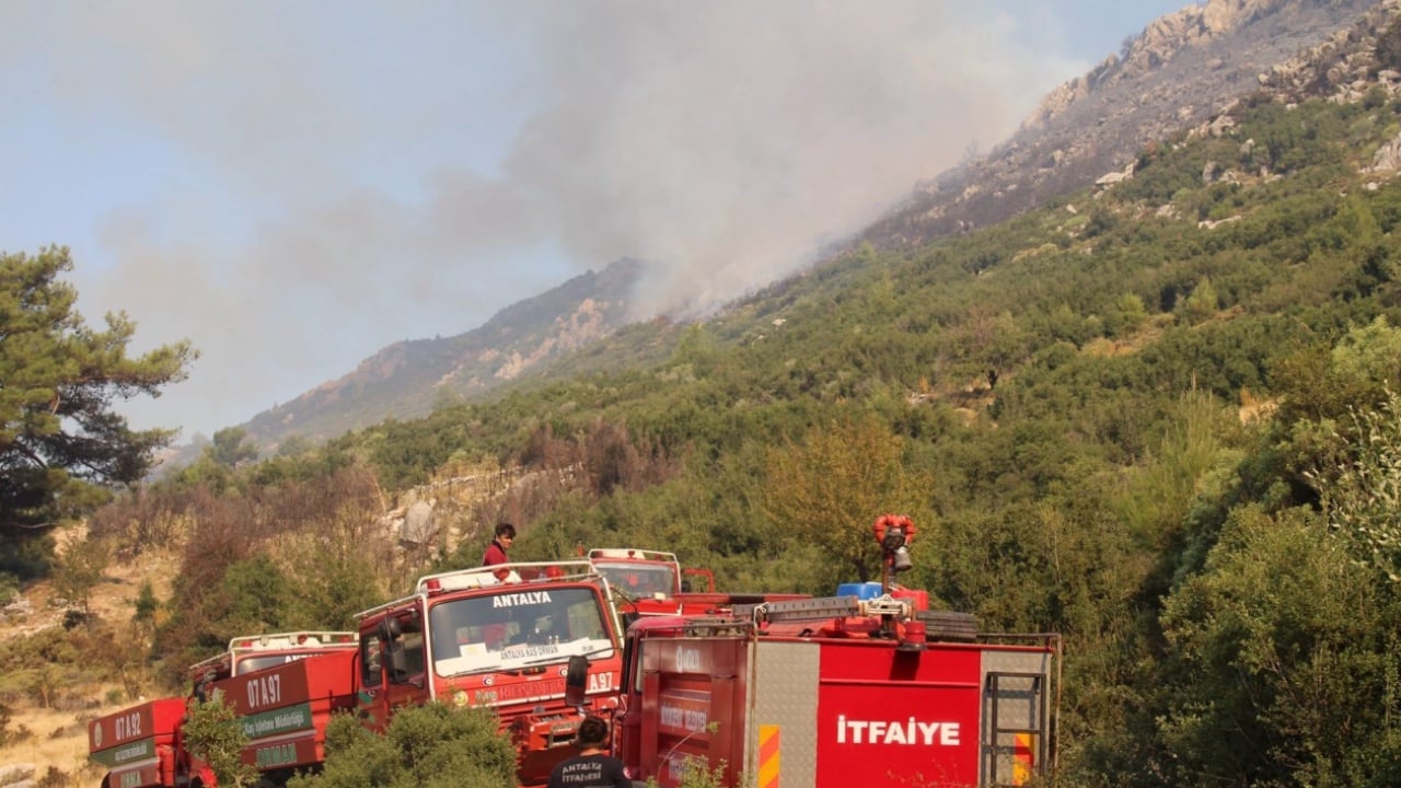 Video  Zjarr masiv në Antalia të Turqisë  flakët përhapen me shpejtësi për shkak të erës së fortë