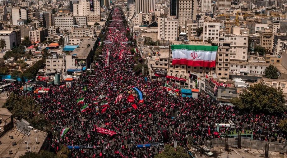 Ngjalli spekulime në funeralin e Ali Khameneit  zbulohet identiteti i burrit me maskë