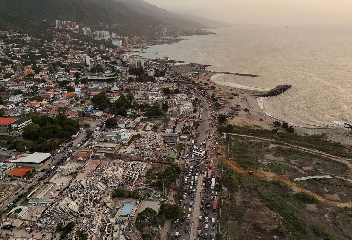 thellohet-bilanci-mbi-5-mije-viktima-nga-termeti-shkaterrues-ne-venezuele-vijojne-kerkimet-per-te-tjere-te-zhdukur