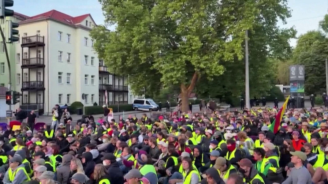 protesta-te-dhunshme-ne-gjermani-policia-zbret-ne-rruge-per-kongresin-e-afd-se