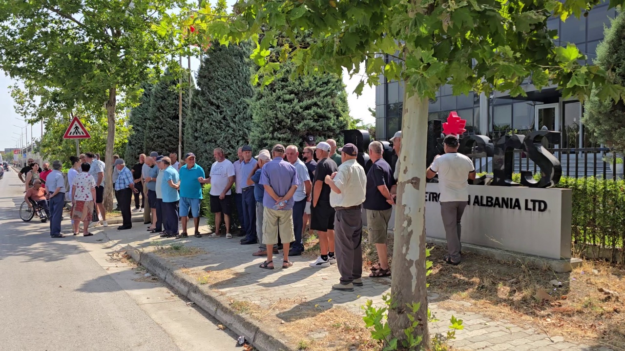 Kompania Bankers Petrolium nuk i ka paguar qiranë e tokës  dhjetëra banorë të zonës naftëmbajtëse Patos Marinzë në protestë