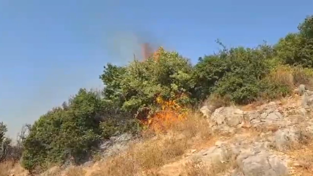 zjarr-masiv-ne-gjirokaster-flaket-rrezikojne-te-perhapen-drejt-dy-fshatrave-terren-i-veshtire-per-zjarrfikesit