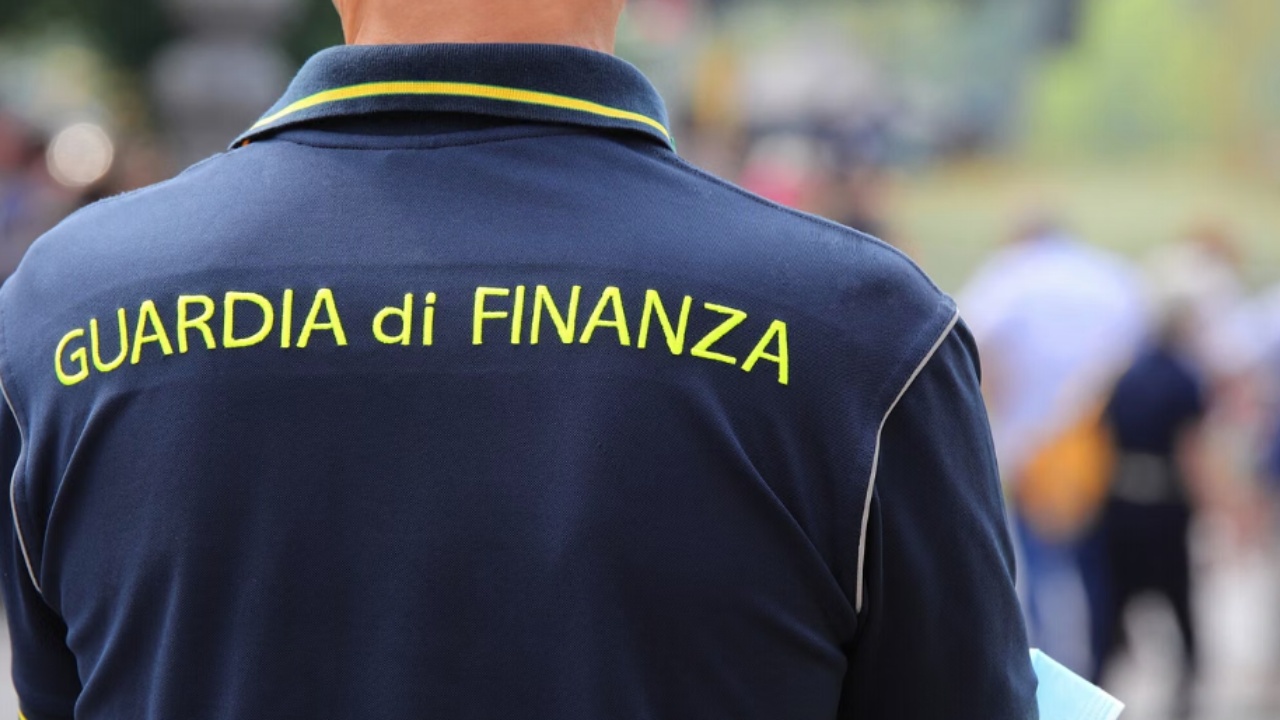 Tre raketa të fshehura në furgon, arrestohet francezi në portin e Barit/ Çfarë zbuluan autoritetet italiane gjatë kontrollit