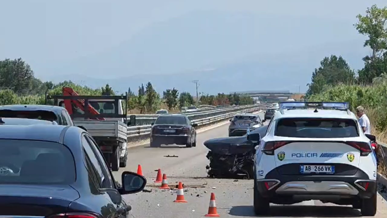 Aksident në bypass-in e Fierit/ Makina përplaset me barrierat e autostradës, një person transportohet në spital