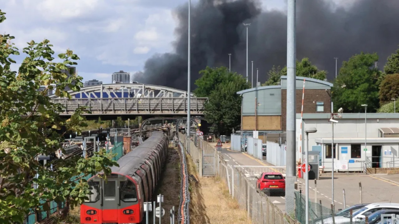 Londra nën tymin e zi, zjarr masiv në zonën industriale pranë Wembley-t, zjarrfikësit në betejë me flakët