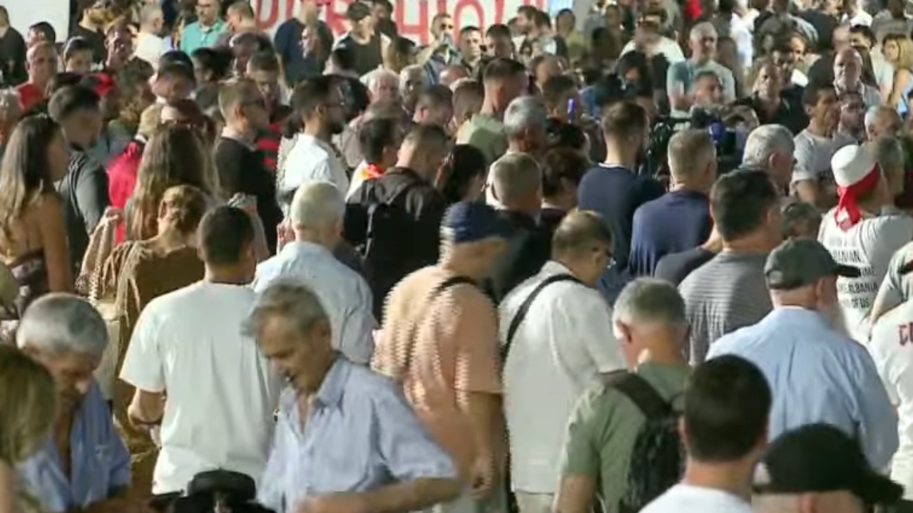 “Mos u përçani”/ Dita e 75-të e tubimit në Tiranë, protestuesit mbajnë fjalime përpara Kryeministrisë