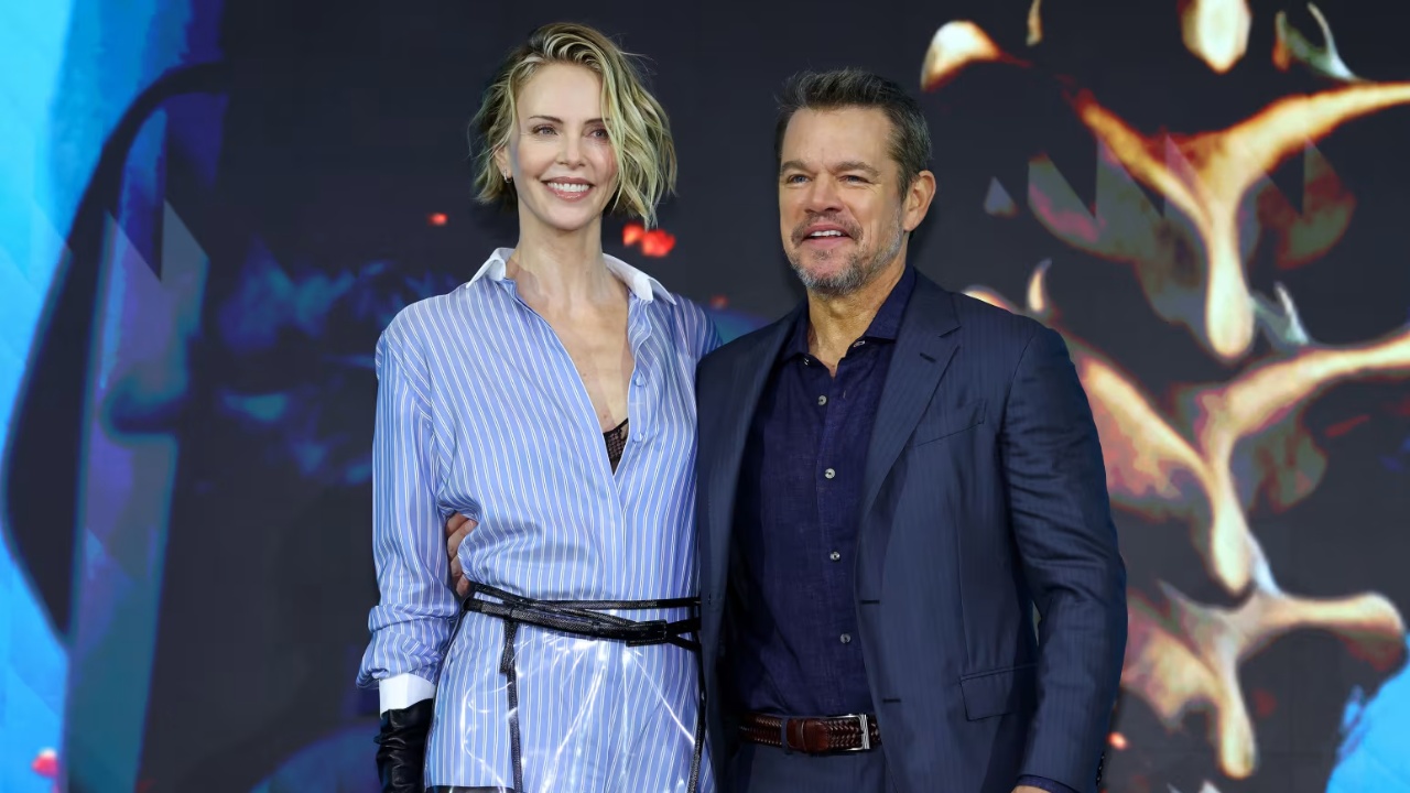 Foto/ Veshja që tërhoqi gjithë vëmendjen, Charlize Theron shfaqet me një look të ri në turin botëror të “The Odyssey”
